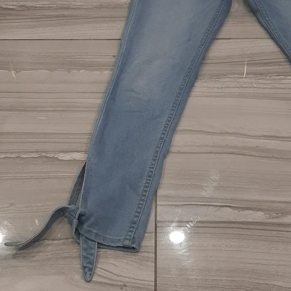 Levis - Picture 3 of 10